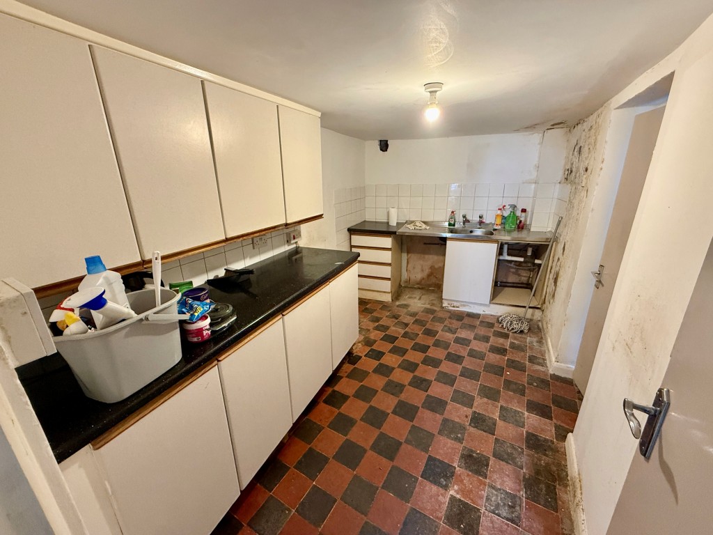 Lot: 29 - SIX-BEDROOM HOUSE FOR IMPROVEMENT - Kitchen